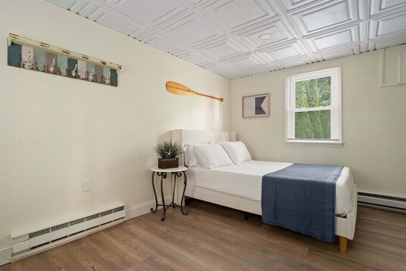 Desk, WiFi, bed sheets