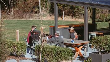 تناول الطعام بالخارج