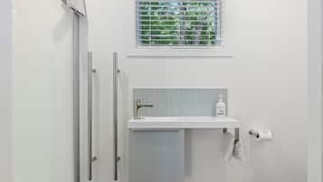 Superior Studio | Bathroom