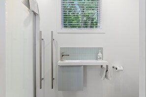 Superior Studio | Bathroom