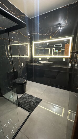 Dusche, Haartrockner, Handtücher, Toilettenpapier