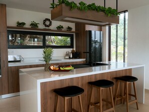 Jääkaappi, mikroaaltouuni, liesi, astianpesukone