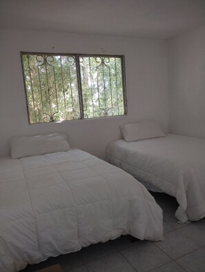 3 bedrooms, iron/ironing board, free WiFi, bed sheets - Beautiful house with pool, bar. 3 bedrooms A/C (7 double beds), 3 bathrooms. (Mérida)
