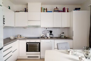 Four à micro-ondes, un four, surface de cuisson, lave-vaisselle
