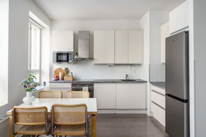 Kühlschrank, Mikrowelle, Ofen, Herdplatte