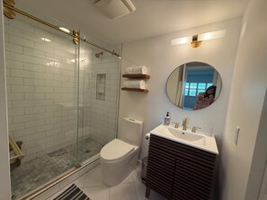 Dusche, Haartrockner, Handtücher, Seife