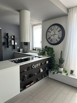 Jääkaappi, mikroaaltouuni, uuni, liesi