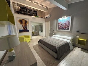 2 makuuhuonetta, työpöytä, silitysrauta/-lauta, vauvan matkasänky