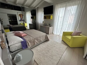 2 chambres, bureau, fer et planche à repasser, lit de bébé portatif