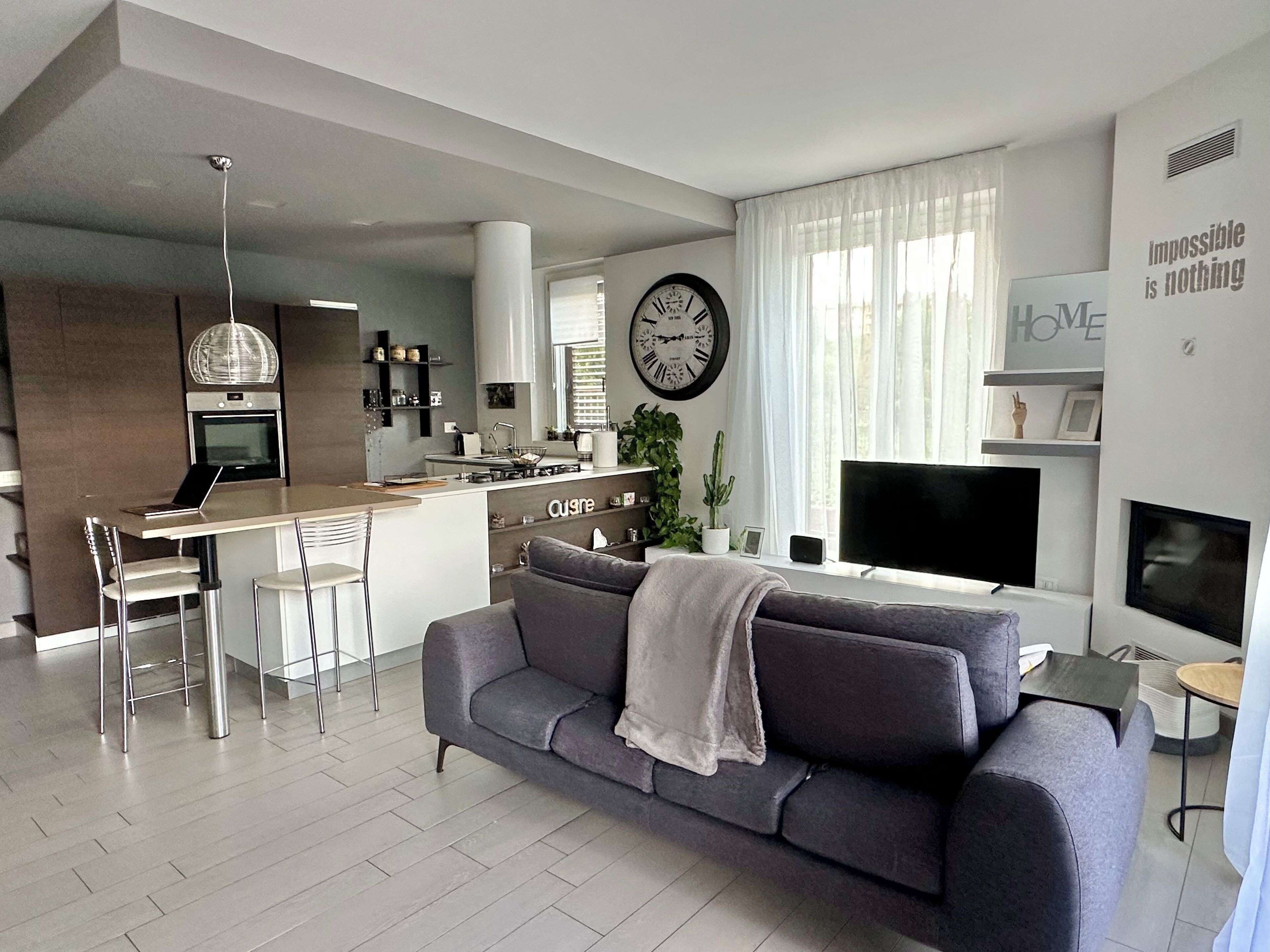 Télévision, cheminée