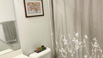 Douche, sĂšche-cheveux, serviettes fournies, papier toilette