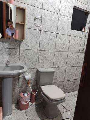 Haartrockner, Handtücher, Seife, Toilettenpapier