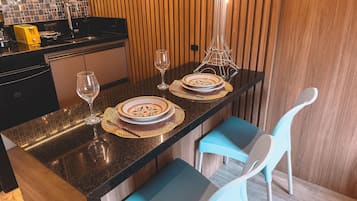 Estudio Deluxe, 1 cama Queen size | Cocina privada | Frigobar, microondas, parrilla de estufa y tostadora