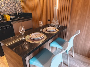 Frigobar, microondas, placa de cocina, tostadora