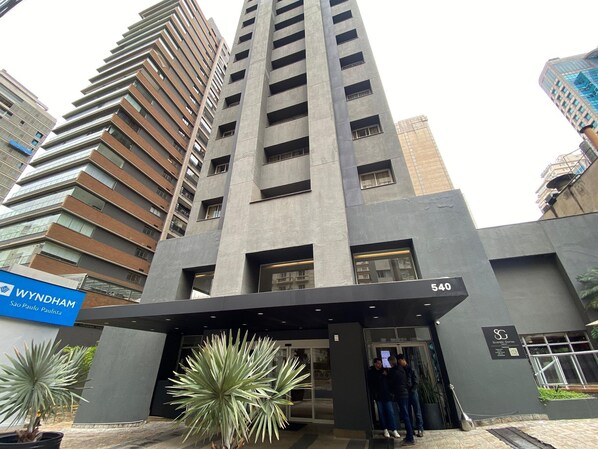 A modern building with a prominent entrance, a sign for 'Wyndham São Paulo Paulista,' and a number '540' on the facade. - Flat 4 estrelas Wyndham Paulista (São Paulo)