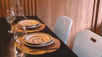 Deluxe Studio, 1 Queen Bed | Dining