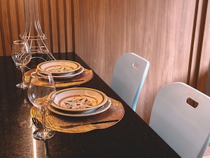 Deluxe Studio, 1 Queen Bed | Dining - Flat 4 estrelas Wyndham Paulista (São Paulo)