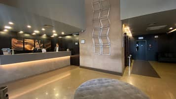 Deluxe Studio, 1 Queen Bed | Lobby