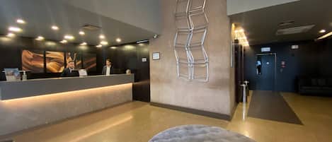 Deluxe Studio, 1 Queen Bed | Lobby