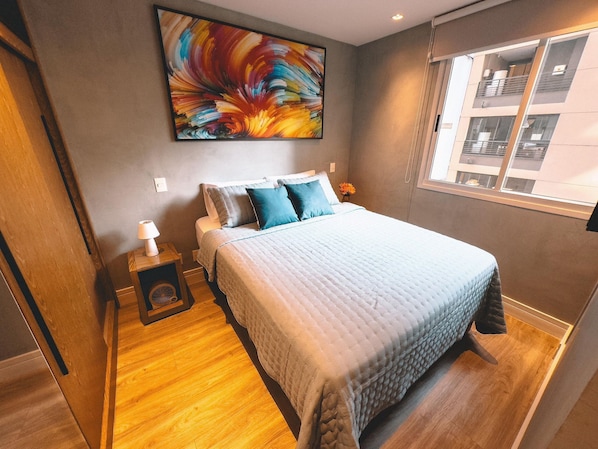 Deluxe-Studio, 1 Queen-Bett | Minibar, Zimmersafe, Schreibtisch, laptopgeeigneter Arbeitsplatz