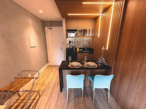Frigobar, microondas, placa de cocina, tostadora