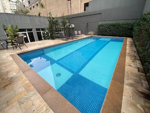 Una piscina al aire libre