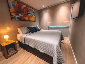 Deluxe-Studio, 1 Queen-Bett | Minibar, Zimmersafe, Schreibtisch, laptopgeeigneter Arbeitsplatz