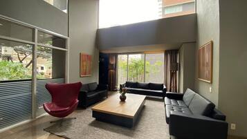 Deluxe Studio, 1 Queen Bed | Interior