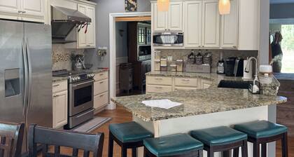 Charming 4-bedroom house in Upstate NY with AC, 15 minutes to Saratoga Track.