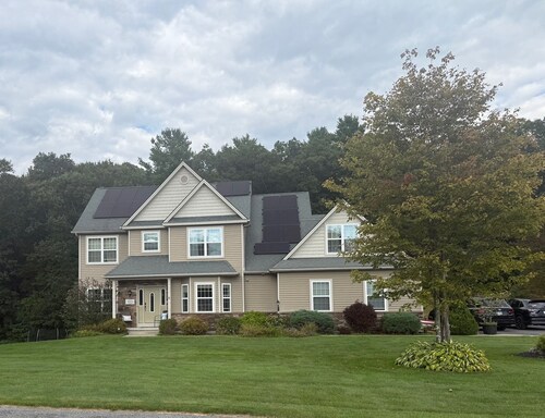 Charming 4-bedroom house in Upstate NY with AC, 15 minutes to Saratoga Track.