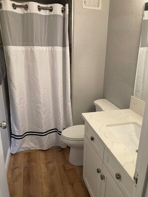 Secadora de cabello, toallas, jabón, papel de baño 
