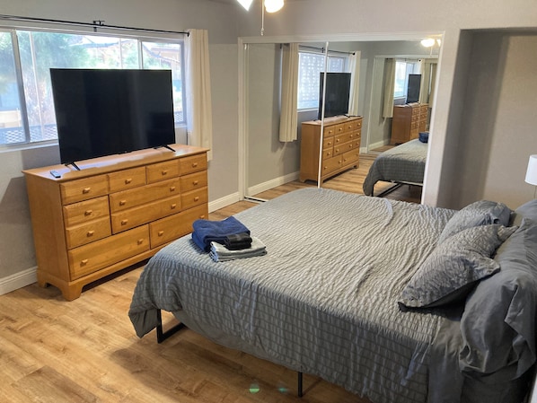 3 bedrooms, iron/ironing board, WiFi, bed sheets