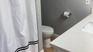 Hårføner, håndklær, såpe og toalettpapir