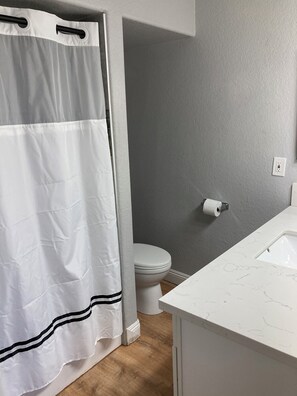 Sèche-cheveux, serviettes fournies, savon, papier toilette
