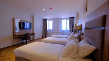 Family Apartment | In-room safe, desk, laptop workspace, blackout curtains