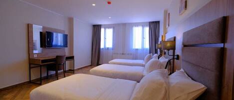 Departamento familiar | Caja de seguridad en la habitación y escritorio