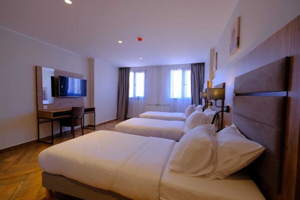 Departamento familiar | Caja de seguridad en la habitación y escritorio 