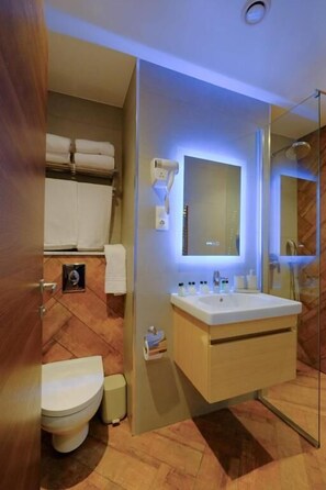 Bathtub, free toiletries, towels, soap