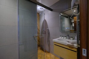 Bañera, artículos de tocador gratuitos, toallas, jabón