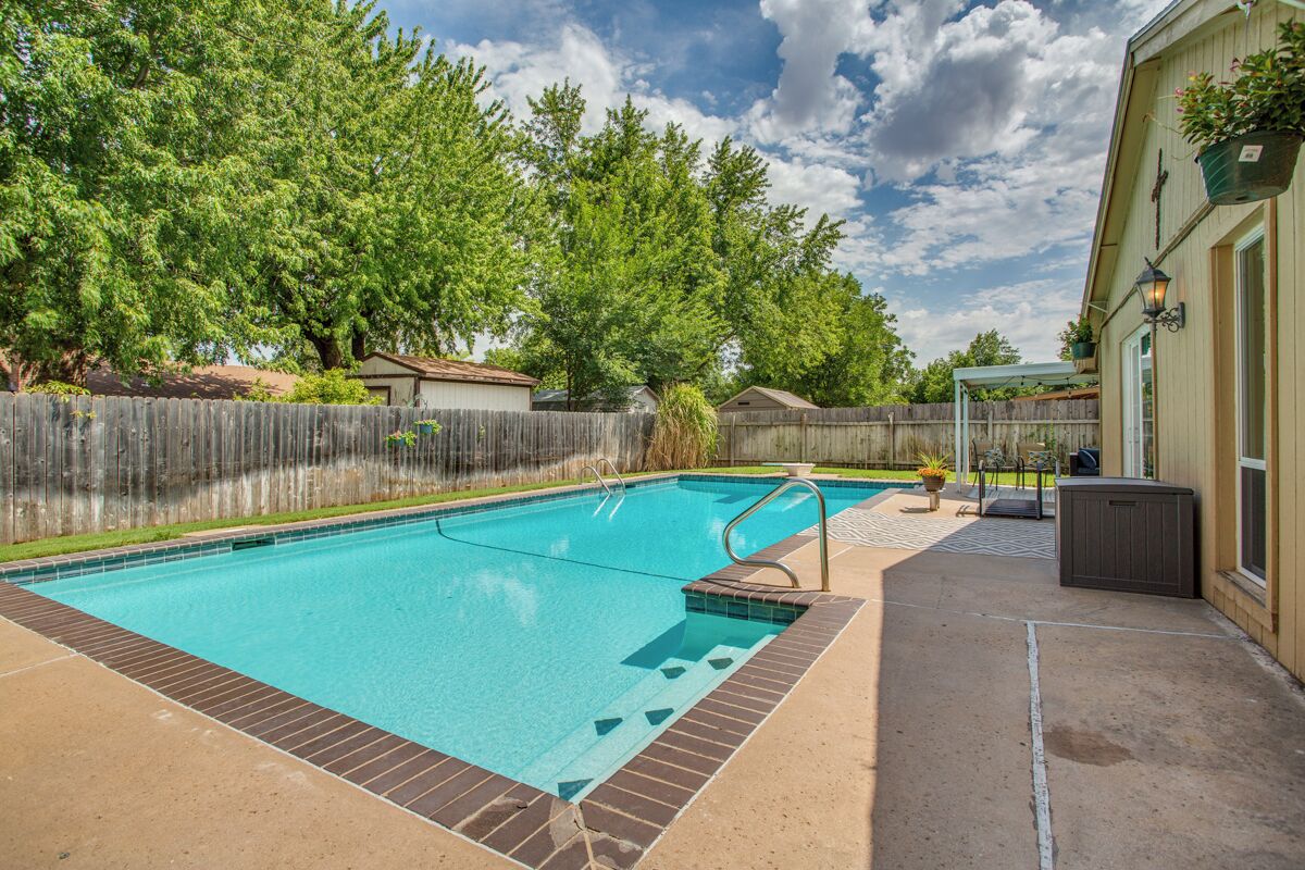 Alberca al aire libre y alberca climatizada