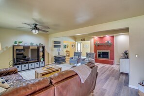 Smart TV, DVD player, books - Heated Pool! Family-friendly House with Coffee Bar (Enid)