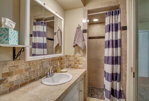 Shower, hair dryer, towels, soap - Heated Pool! Family-friendly House with Coffee Bar (Enid)