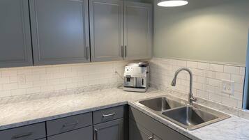 Micro-ondes, four, plaque de cuisson