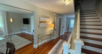 Charming 2-bedroom apartment with short walk to downtown and Universities