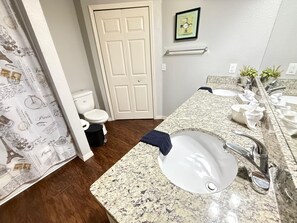 Haartrockner, Handtücher, Seife, Toilettenpapier