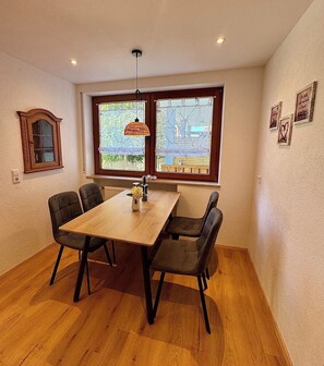 Dining - Cozy vacation apartment in an idyllic location directly on the Argen. (Tettnang)