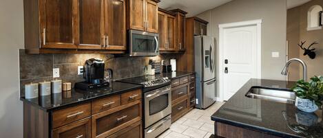 Mikroaaltouuni, uuni, liesi, astianpesukone