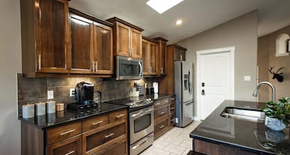 Modern Comfort, cozy family home for work & leisure in the luxurious Southside