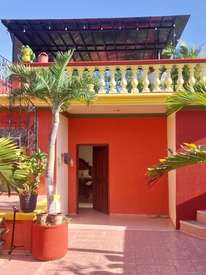 Exterior detail - Beautiful 4 bedroom house with A/C, TV, internet and 4 individual bathrooms. (Mérida)