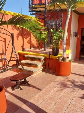 Terrace/patio - Beautiful 4 bedroom house with A/C, TV, internet and 4 individual bathrooms. (Mérida)
